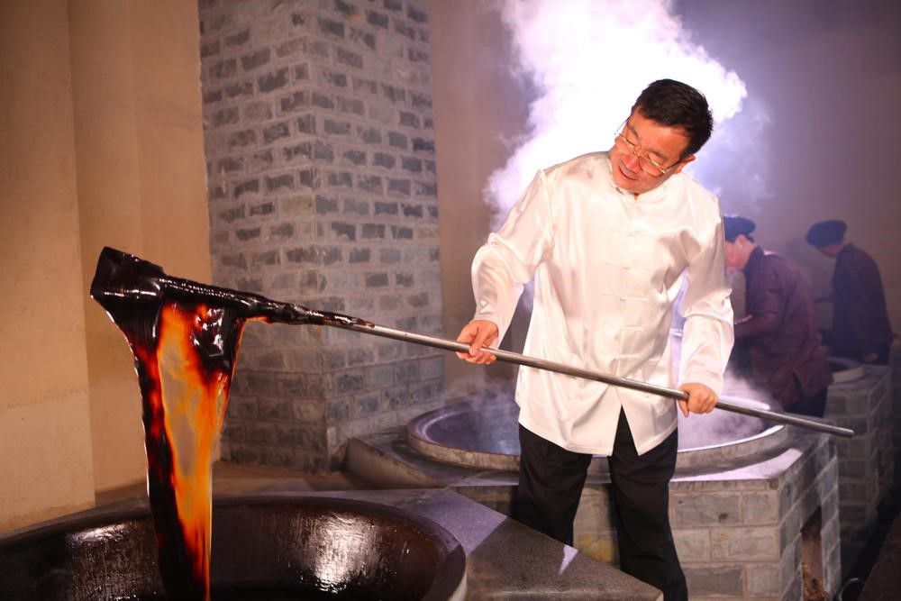 国家级非物质文化遗产东阿阿胶制作技艺传承人秦玉峰先生现场指导手工