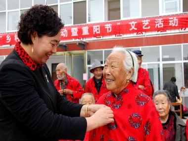 《致富路上的巾帼引路人》